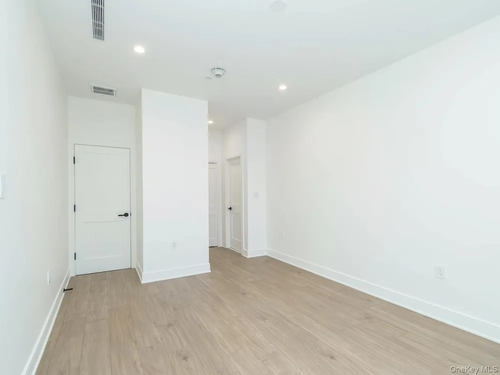 24 Lumber Road #3 Roslyn, NY 11576