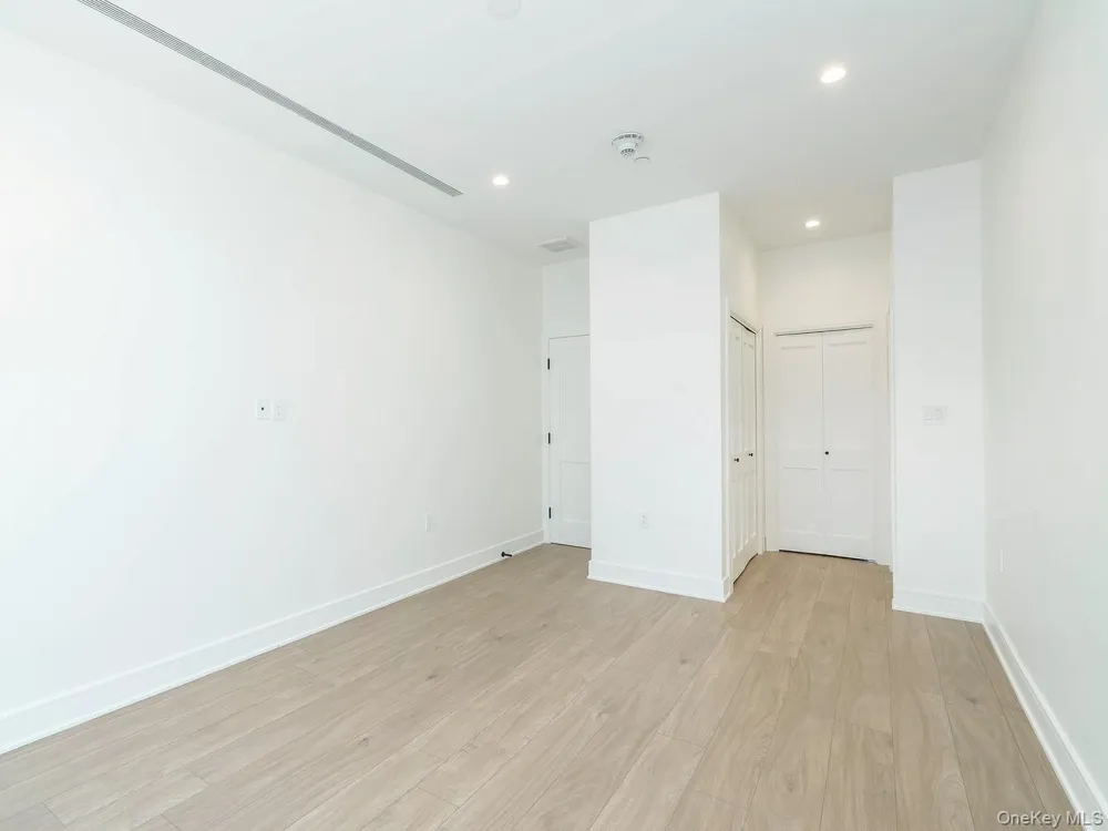 24 Lumber Road #3 Roslyn, NY 11576