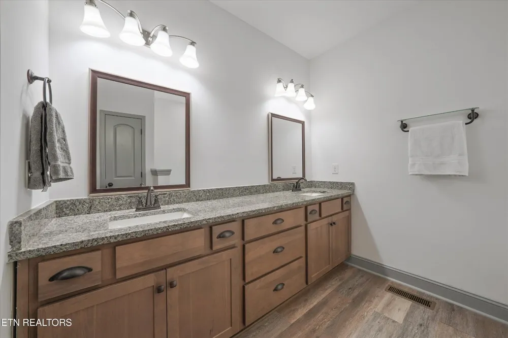 1925 Harbor Lane Dandridge, TN 37725