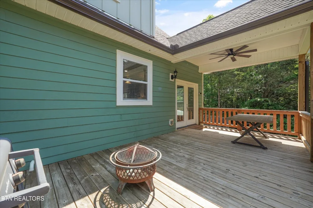 1925 Harbor Lane Dandridge, TN 37725