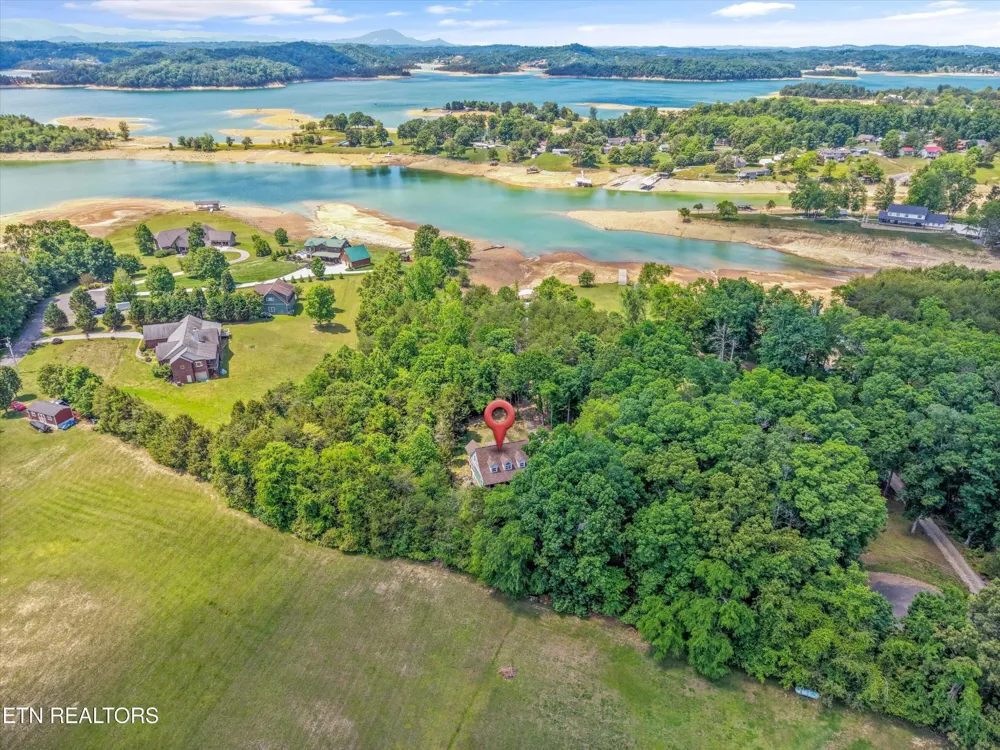1925 Harbor Lane Dandridge, TN 37725