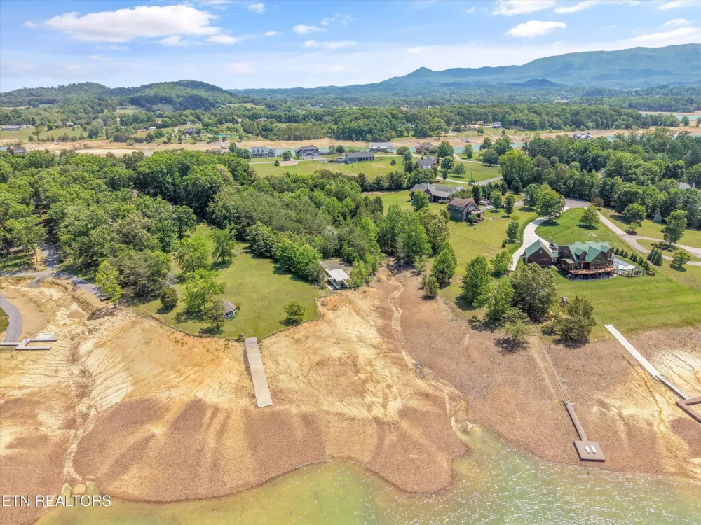 1925 Harbor Lane Dandridge, TN 37725