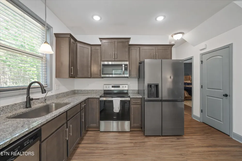 1925 Harbor Lane Dandridge, TN 37725