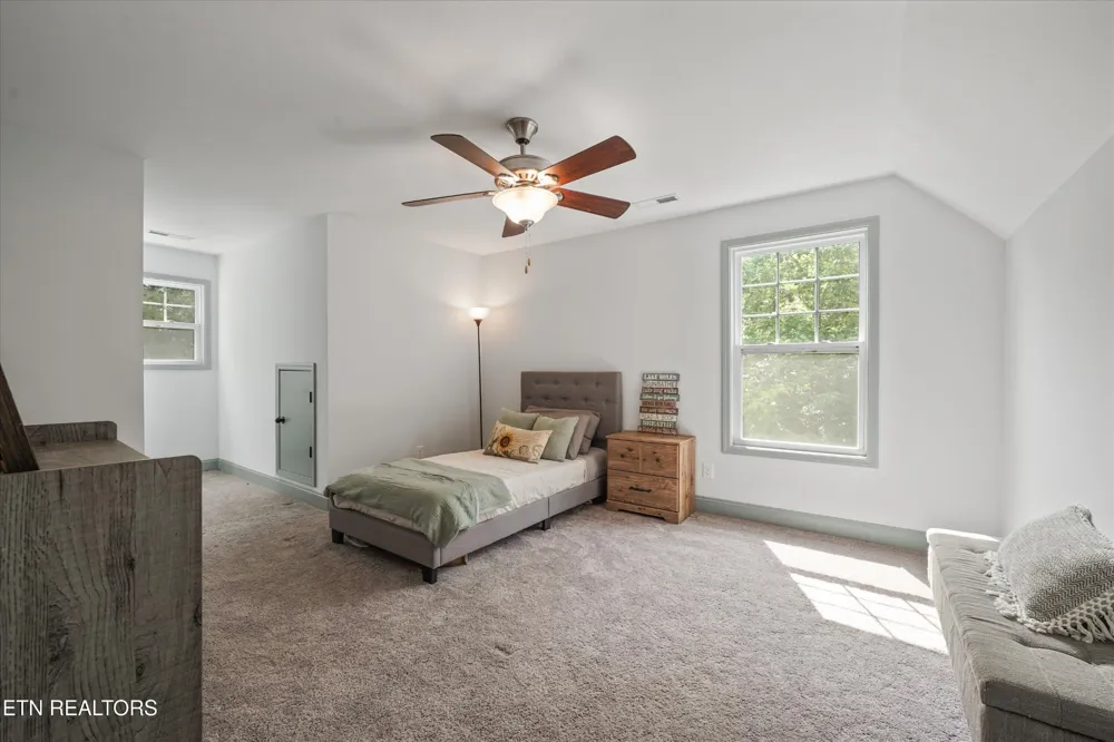 1925 Harbor Lane Dandridge, TN 37725