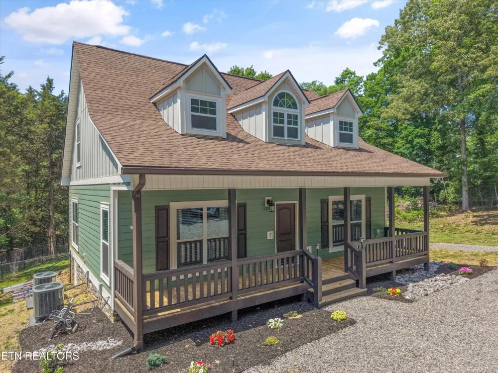 1925 Harbor Lane Dandridge, TN 37725
