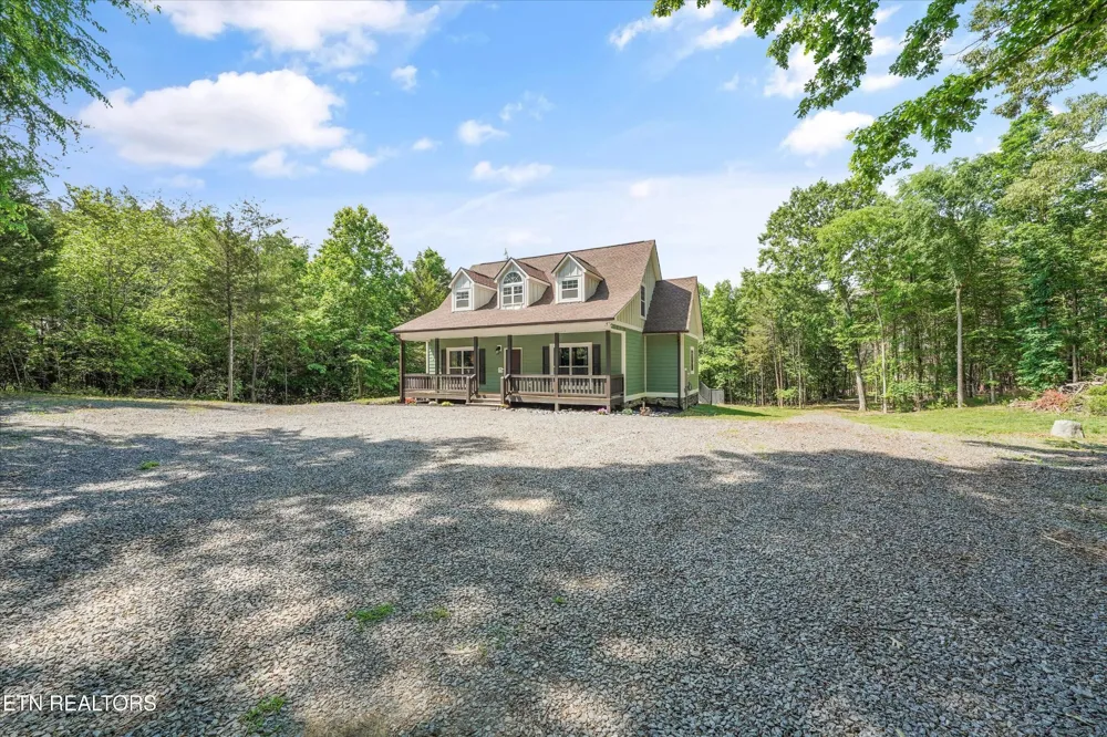 1925 Harbor Lane Dandridge, TN 37725