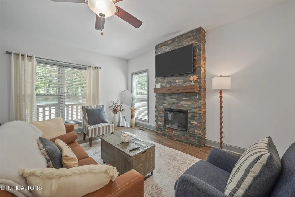 1925 Harbor Lane Dandridge, TN 37725