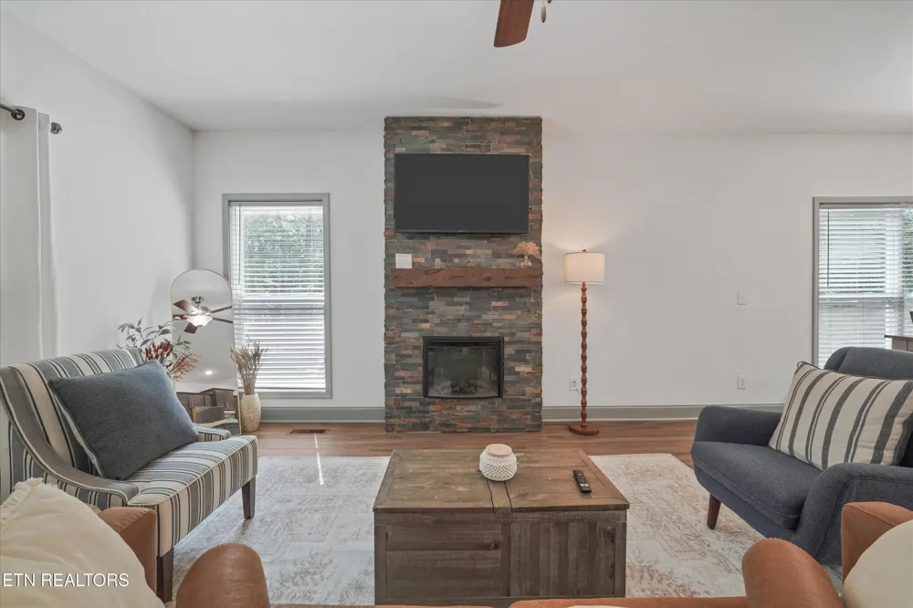 1925 Harbor Lane Dandridge, TN 37725