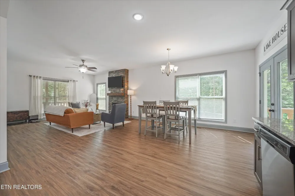 1925 Harbor Lane Dandridge, TN 37725