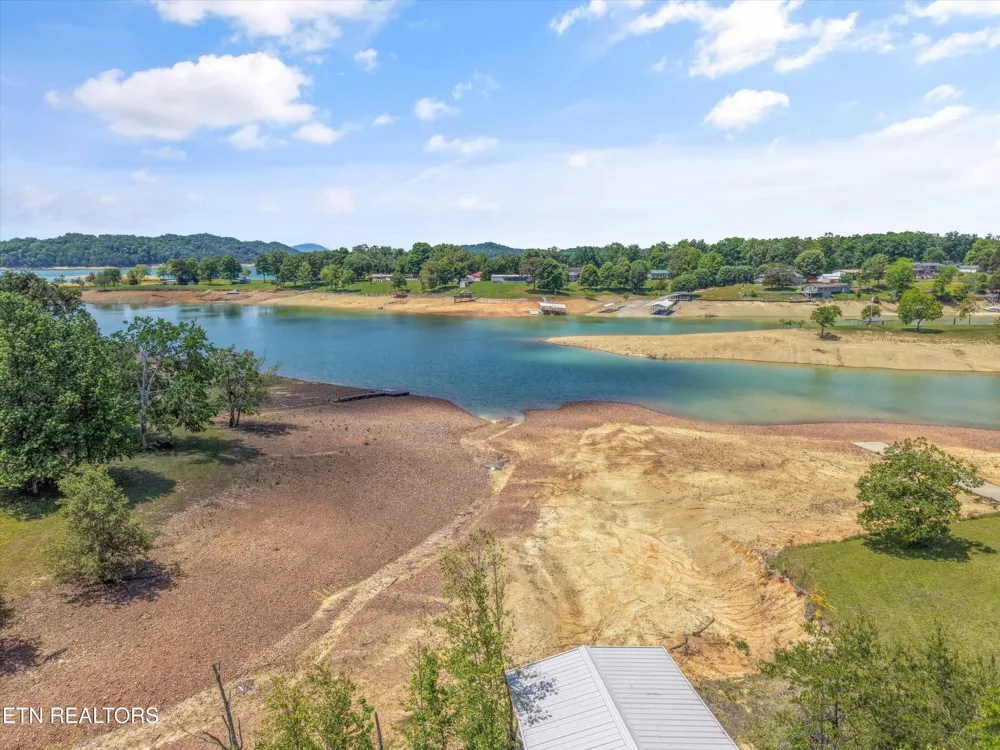 1925 Harbor Lane Dandridge, TN 37725