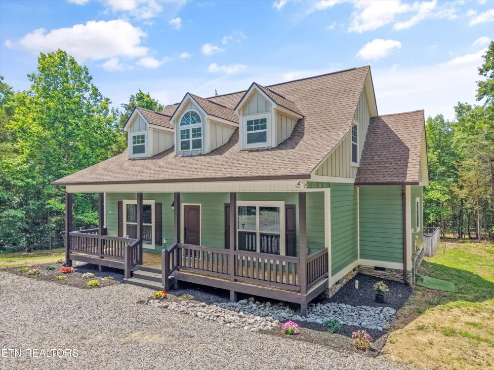 1925 Harbor Lane Dandridge, TN 37725