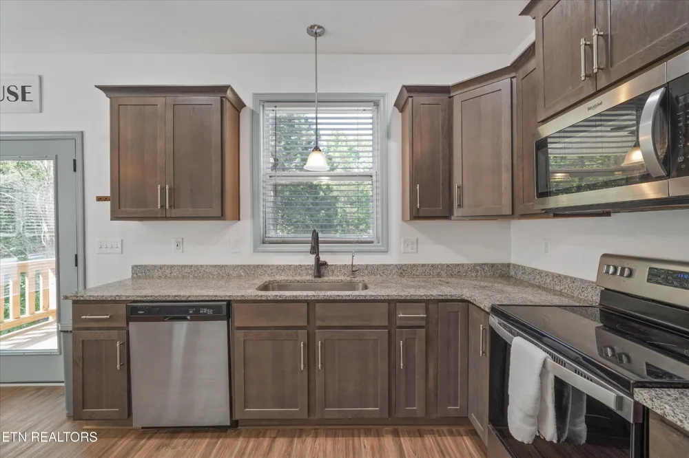 1925 Harbor Lane Dandridge, TN 37725