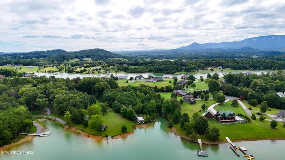 1925 Harbor Lane Dandridge, TN 37725