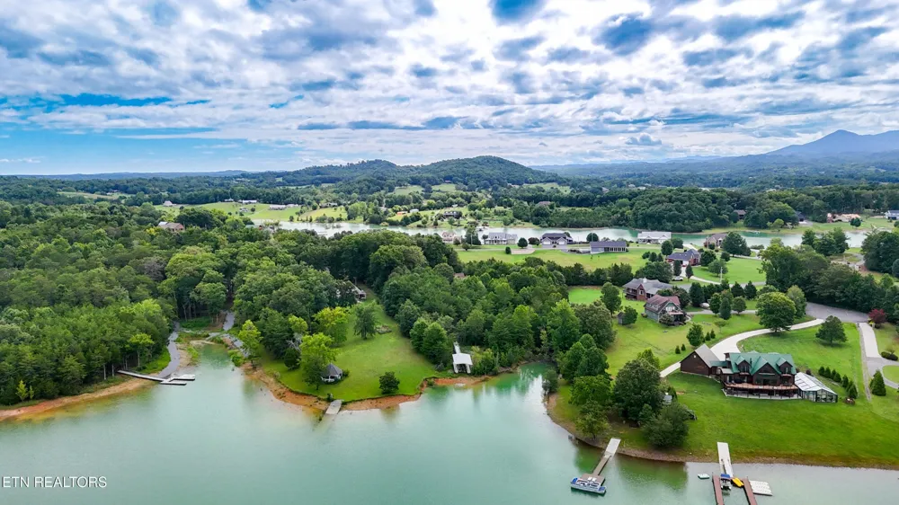 1925 Harbor Lane Dandridge, TN 37725