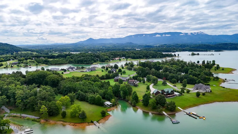 1925 Harbor Lane Dandridge, TN 37725