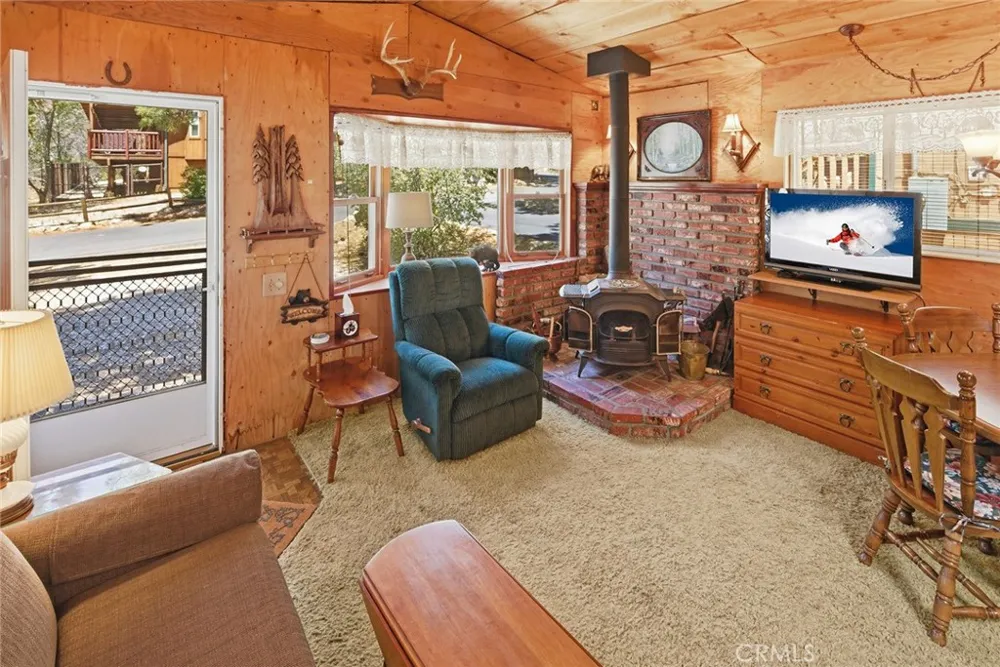 513 Cedar Ln Sugarloaf, CA 92386