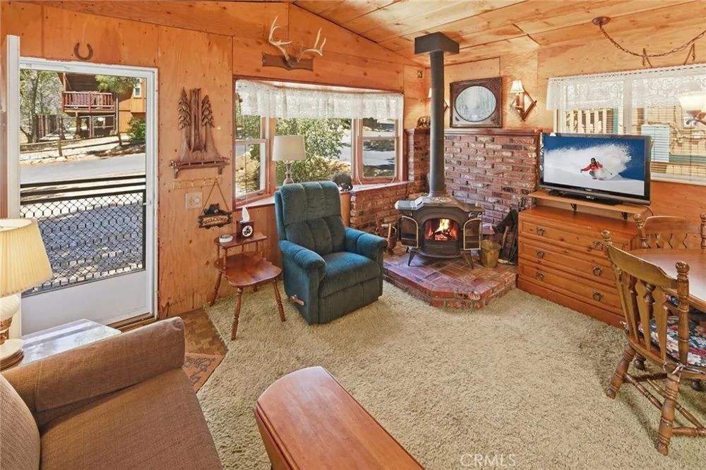 513 Cedar Ln Sugarloaf, CA 92386
