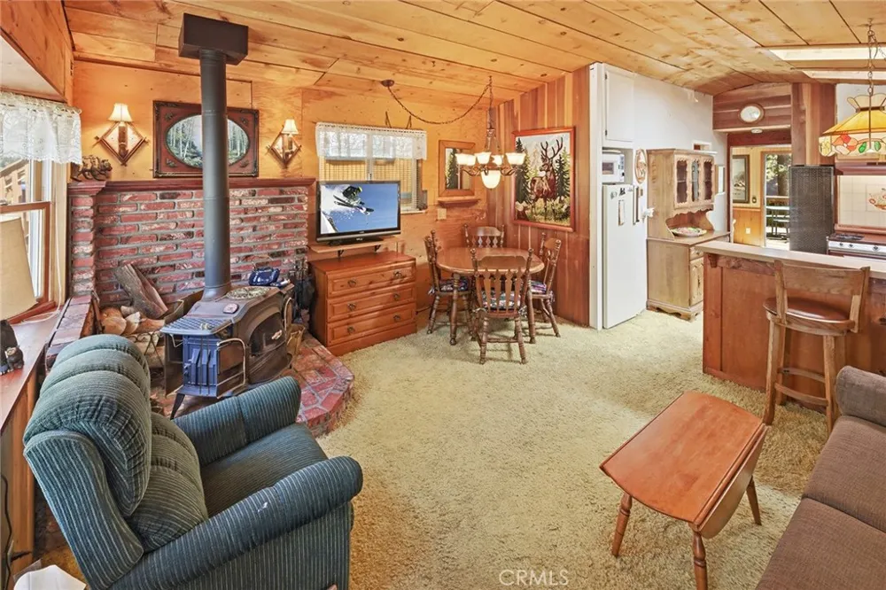 513 Cedar Ln Sugarloaf, CA 92386