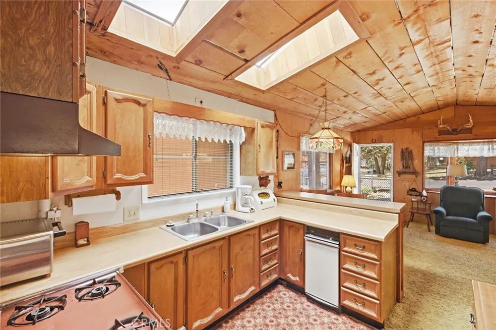 513 Cedar Ln Sugarloaf, CA 92386