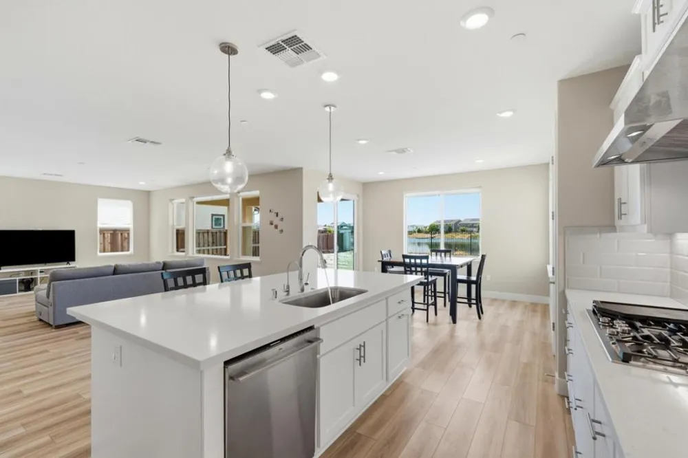 16141 Riverton Avenue Lathrop, CA 95330