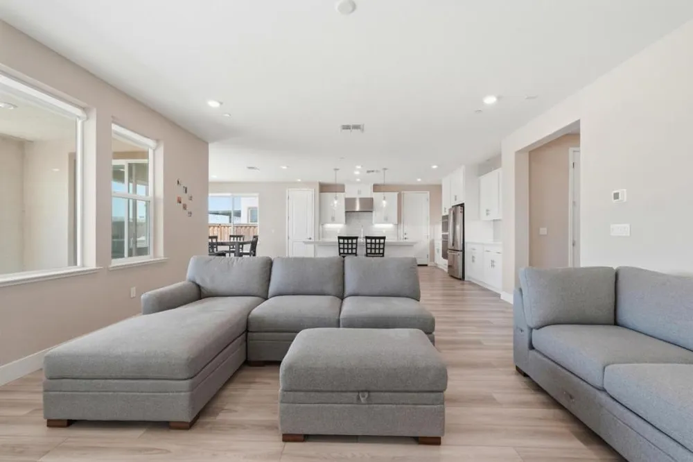 16141 Riverton Avenue Lathrop, CA 95330