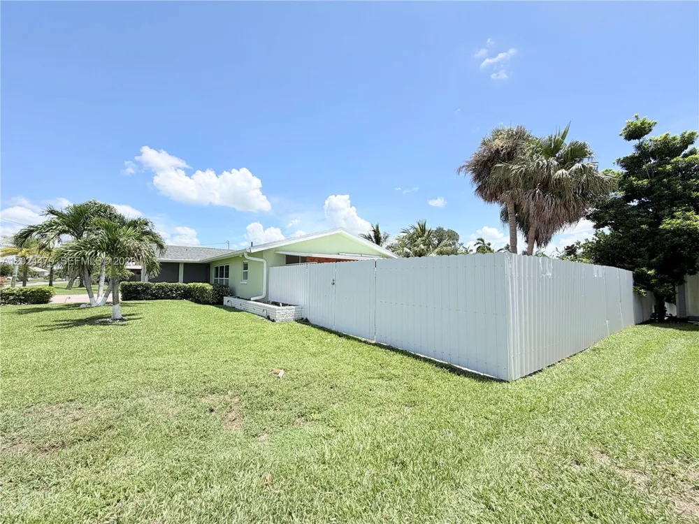 2212 Club House Rd North Fort Myers, FL 33917