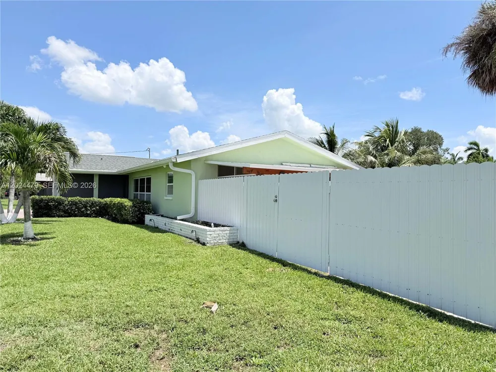 2212 Club House Rd North Fort Myers, FL 33917