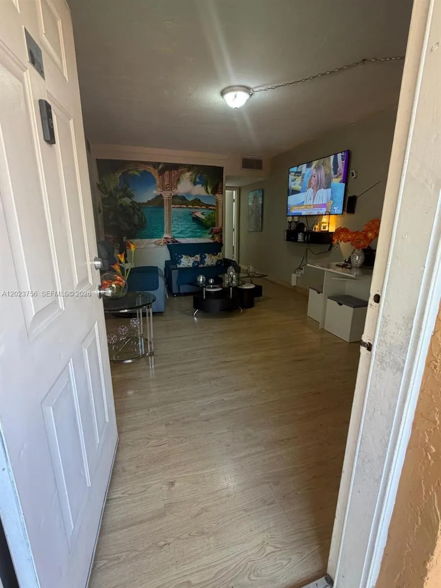 1245 W 24th St #118 Hialeah, FL 33010