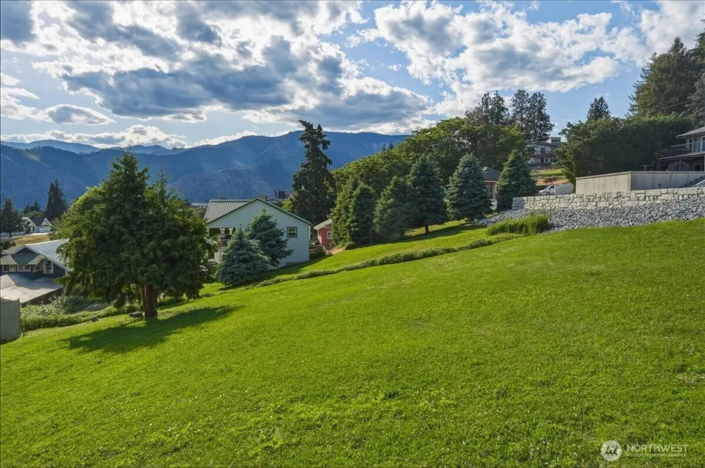 241 Lakeshore Drive Manson, WA 98831
