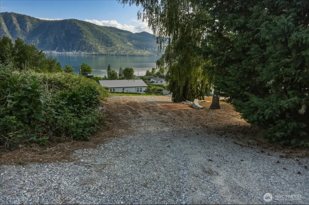 241 Lakeshore Drive Manson, WA 98831