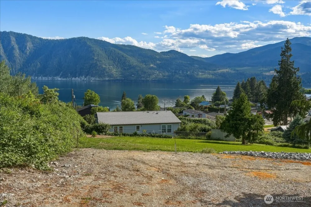 241 Lakeshore Drive Manson, WA 98831