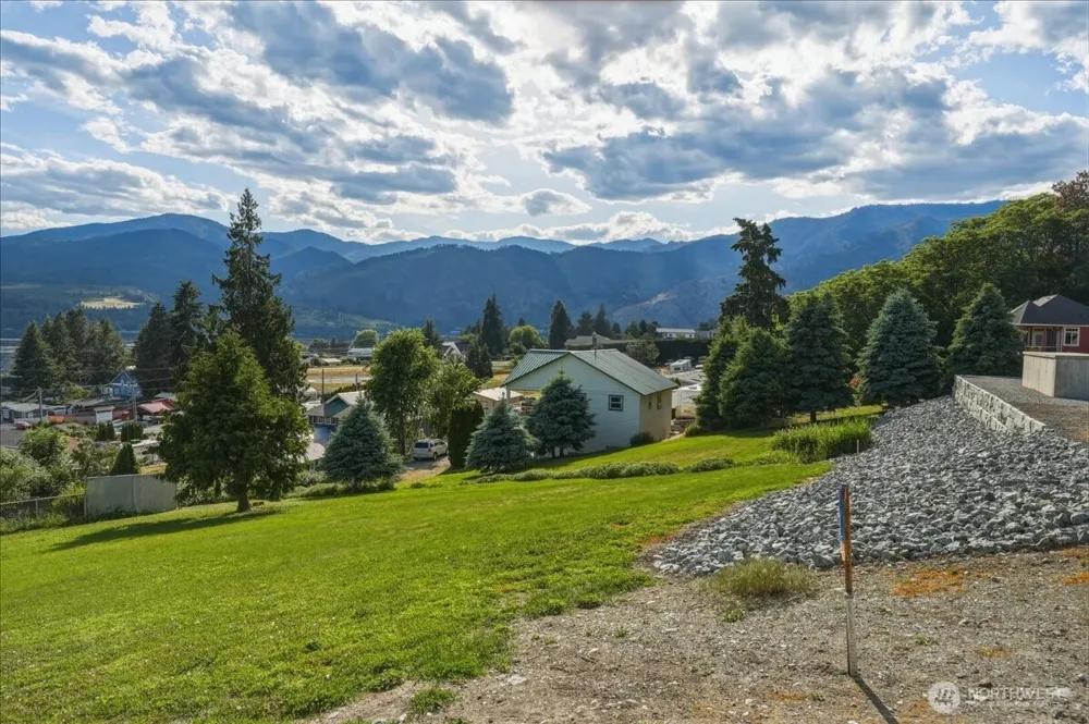 241 Lakeshore Drive Manson, WA 98831