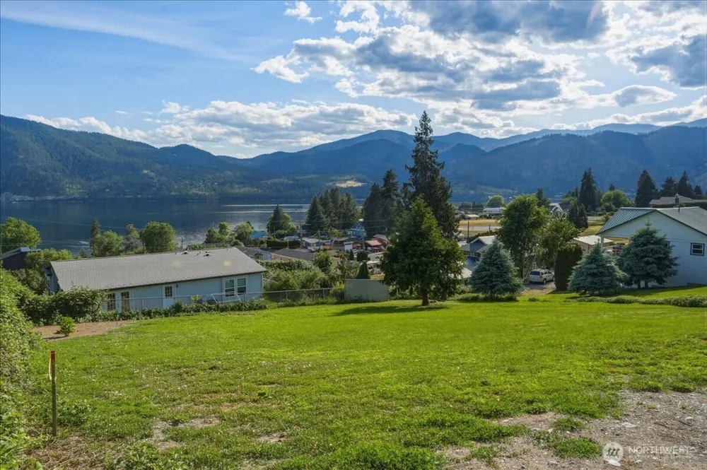 241 Lakeshore Drive Manson, WA 98831