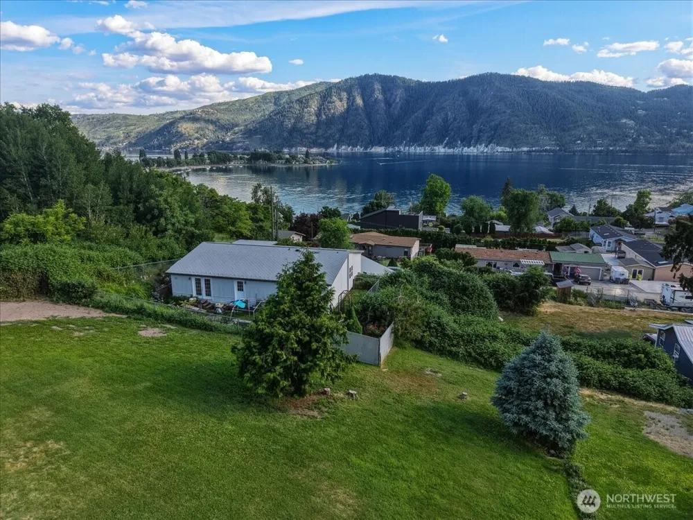 241 Lakeshore Drive Manson, WA 98831