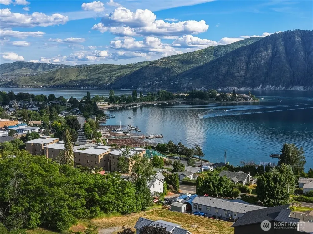 241 Lakeshore Drive Manson, WA 98831