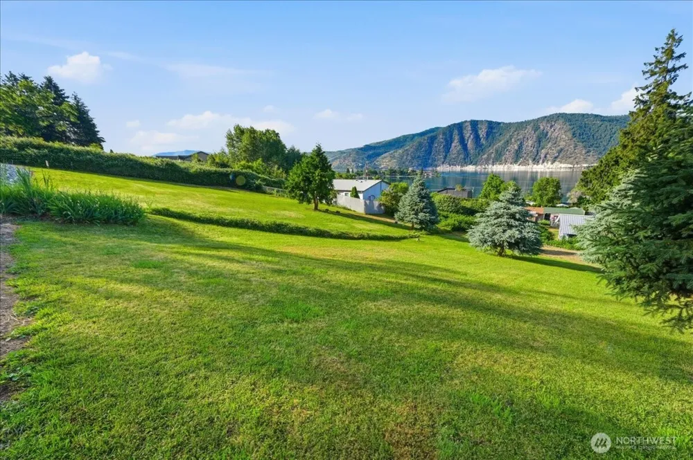 241 Lakeshore Drive Manson, WA 98831