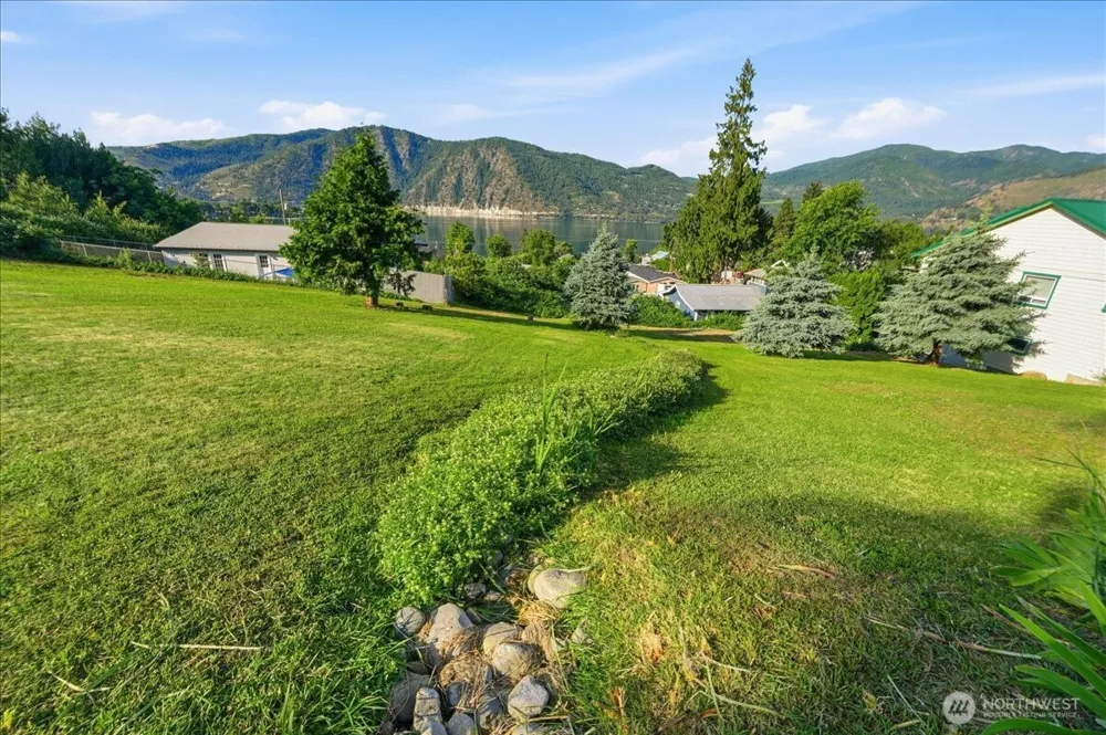241 Lakeshore Drive Manson, WA 98831