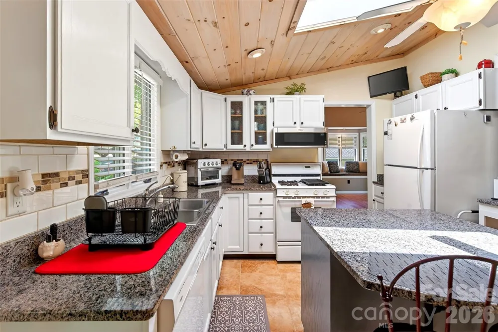 334 Harbor Lake Road Newland, NC 28657