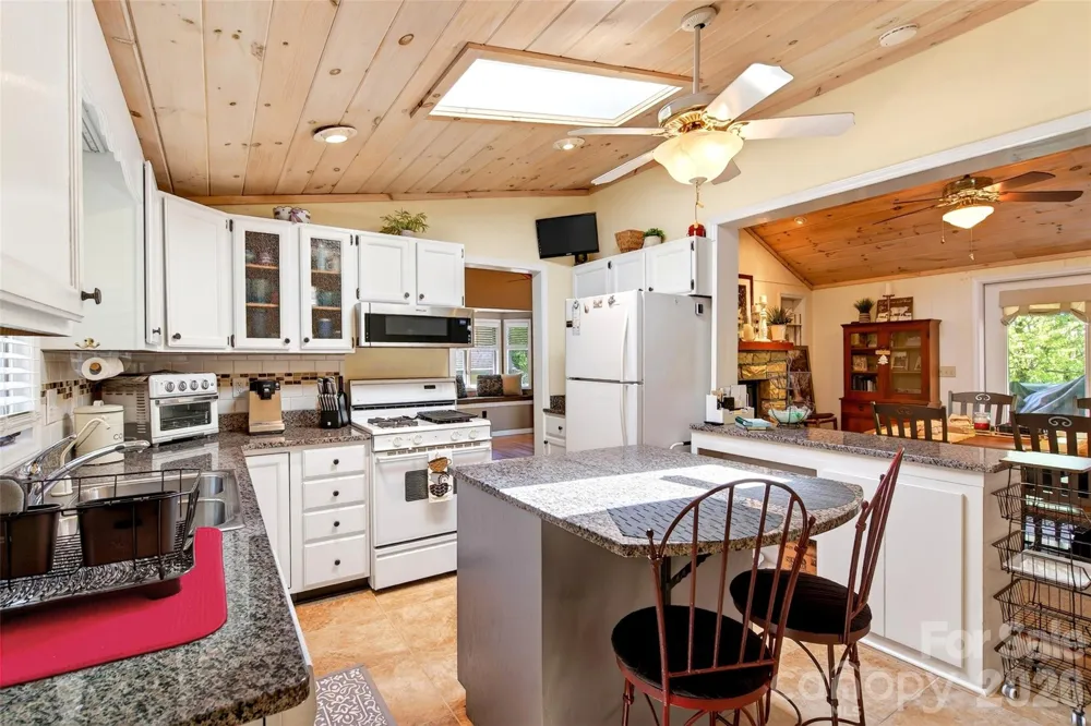 334 Harbor Lake Road Newland, NC 28657