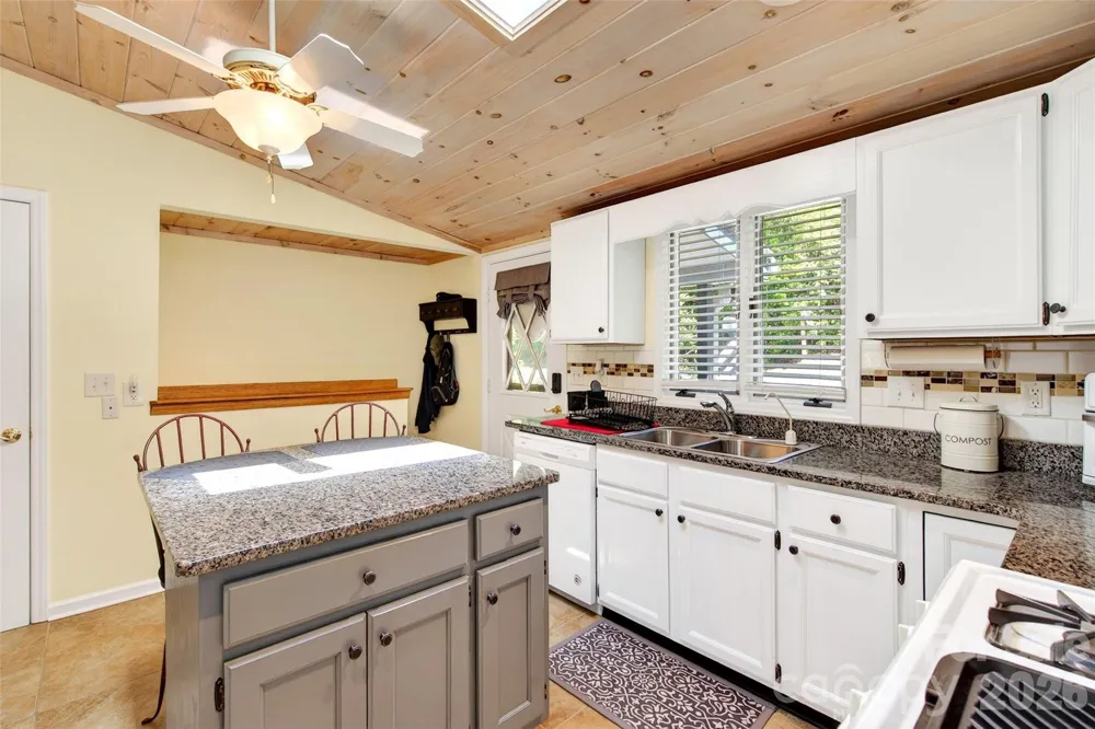 334 Harbor Lake Road Newland, NC 28657