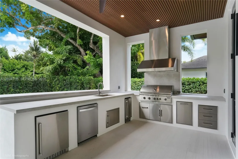 9405 SW 72nd Ct Pinecrest, FL 33156