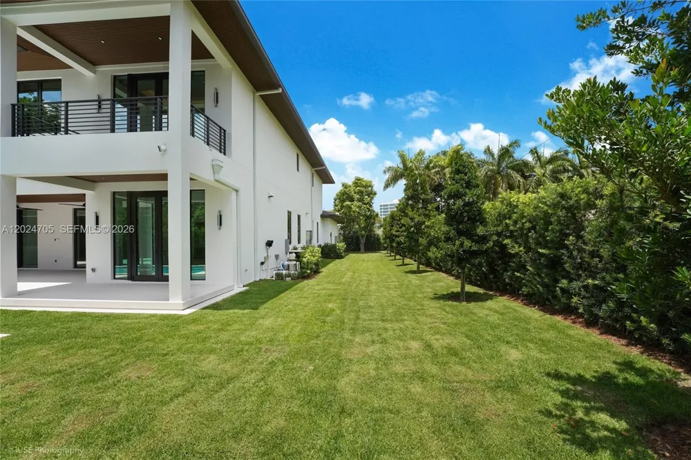 9405 SW 72nd Ct Pinecrest, FL 33156