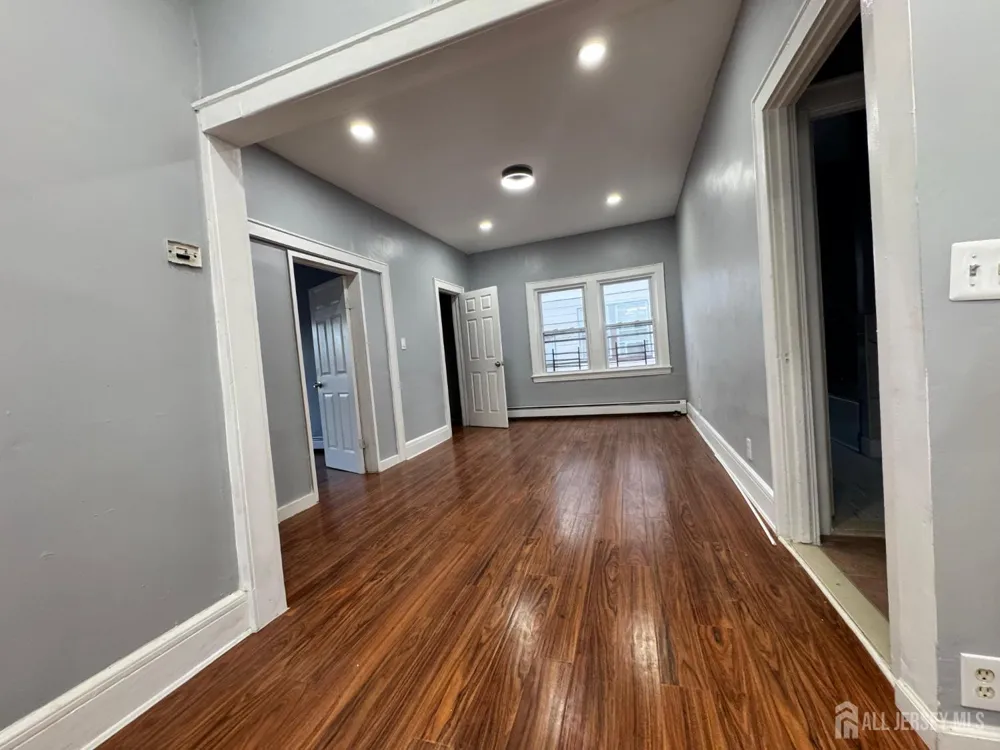 51 POE AVENUE #3 Newark, NJ 07106