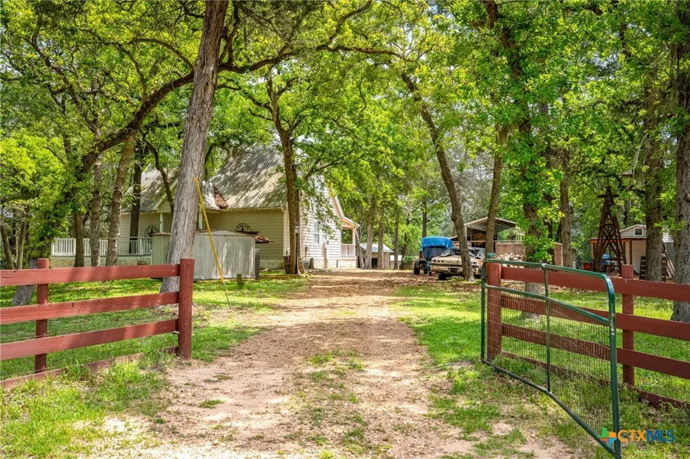 1055 Beech Crest Columbus, TX 78950
