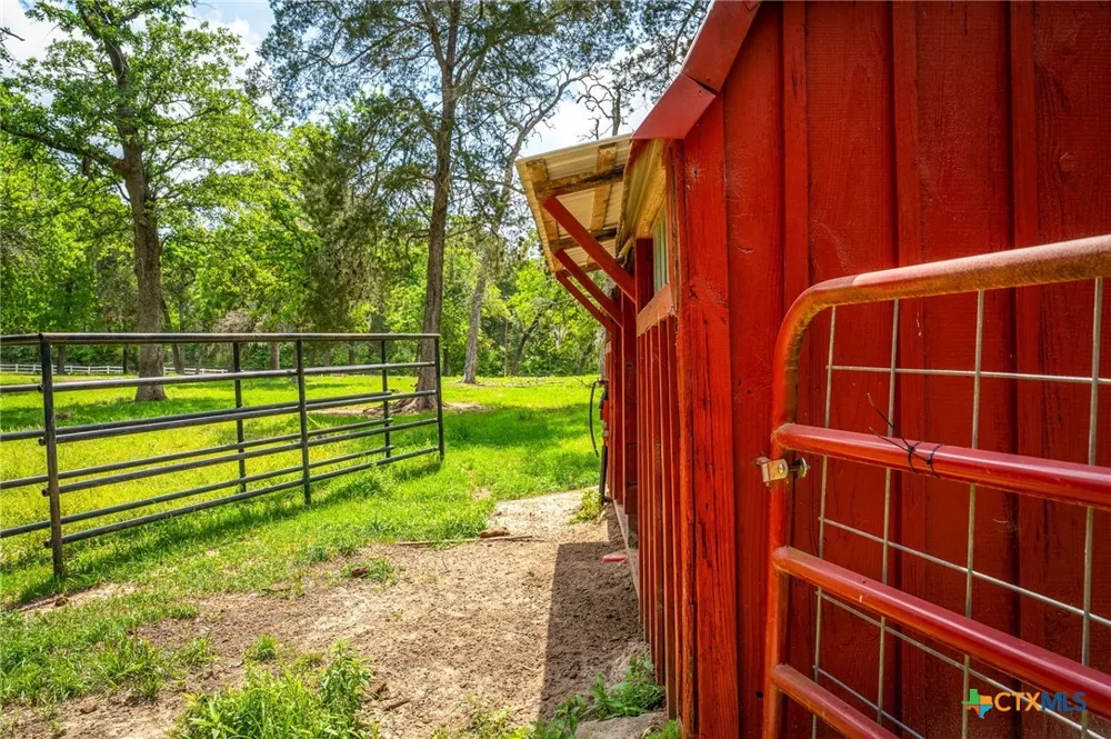 1055 Beech Crest Columbus, TX 78950