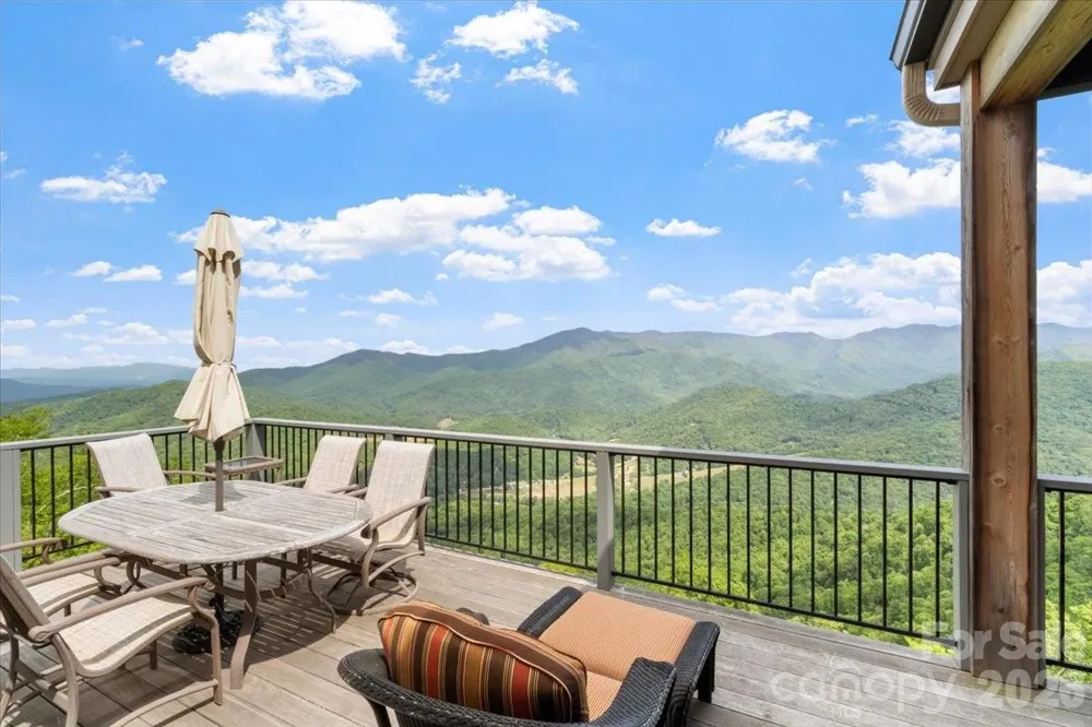 373 Rhododendron Lane Burnsville, NC 28714