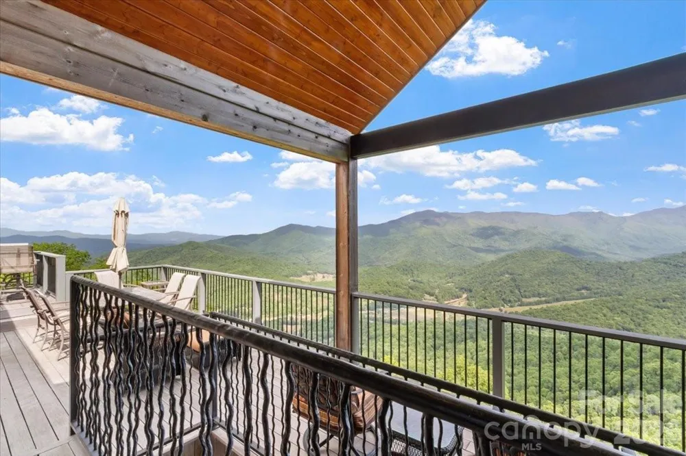 373 Rhododendron Lane Burnsville, NC 28714