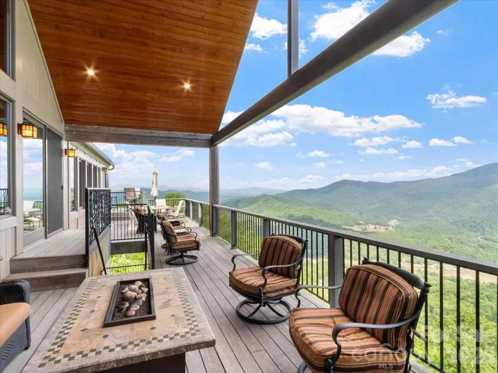 373 Rhododendron Lane Burnsville, NC 28714