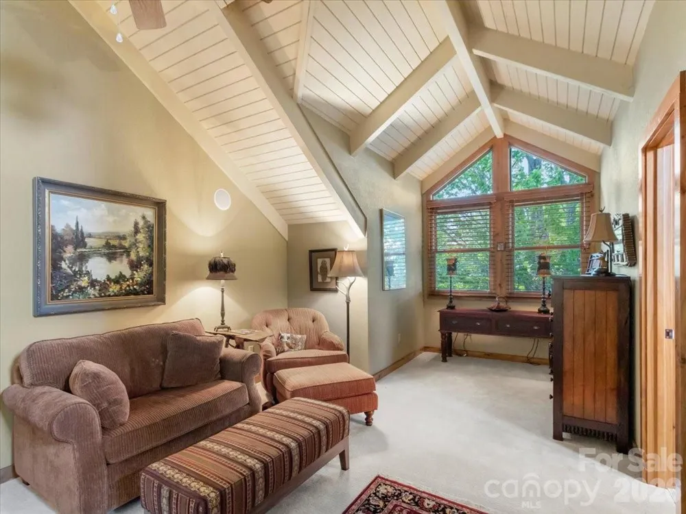 373 Rhododendron Lane Burnsville, NC 28714