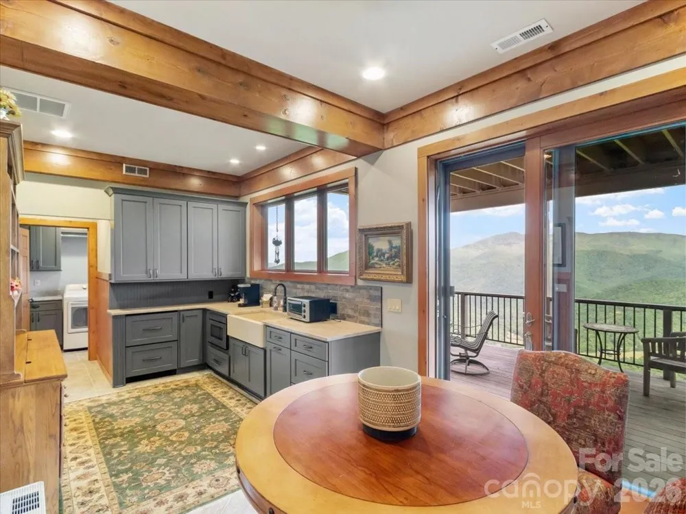 373 Rhododendron Lane Burnsville, NC 28714